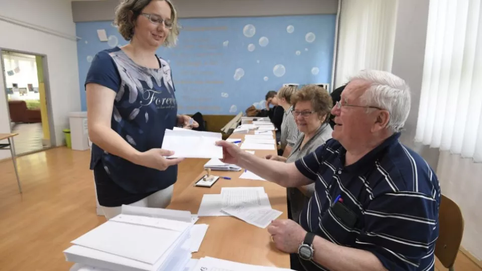 Na Slovensku sa začali v poradí štvrté voľby do Európskeho parlamentu. Na snímke volička počas volieb do Európskeho parlamentu 25. mája 2019.