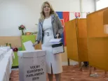 Na snímke zvolená prezidentka SR Zuzana Čaputová vhadzuje hlasovací lístok do volebnej schránky počas volieb do Európskeho parlamentu 25. mája 2019 v Pezinku. 