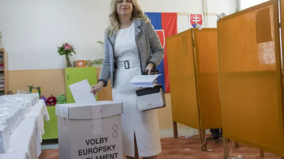 Na snímke zvolená prezidentka SR Zuzana Čaputová vhadzuje hlasovací lístok do volebnej schránky počas volieb do Európskeho parlamentu 25. mája 2019 v Pezinku. 