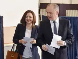 Na snímke prezident Slovenskej republiky Andrej Kiska s manželkou Martinou vychádzajú z priestoru na úpravu volebných lístkov vo volebnej miestnosti počas volieb do Európskeho parlamentu, v Poprade 25. mája 2019.