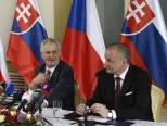 Na archívnej snímke Miloš Zeman a Andrej Kiska.