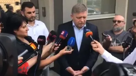 Predseda strany Smer-SD Robert Fico počas brífingu. 