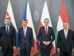 Na snímke zľava slovenský premiér Peter Pellegrini, český premiér Andrej Babiš, poľský premiér Mateusz Morawiecki a maďarský premiér Viktor Orbán pózujú pre skupinovú fotografiu počas neformálneho stretnutia premiérov Vyšehradskej štvorky (V4) 13. júna 2019 v Budapešti. 