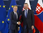 Na snímke sprava predseda vlády SR Peter Pellegrini a predseda Európskej rady Donald Tusk počas stretnutia na Úrade vlády SR v Bratislave 14. júna 2019.