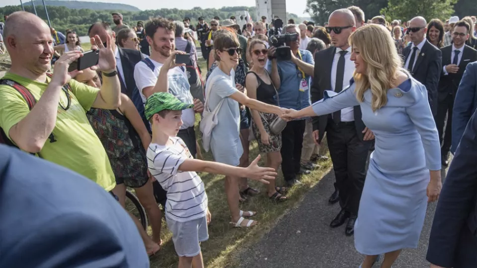 Na snímke prezidentka SR Zuzana Čaputová sa zdraví s ľuďmi po kladení venca k pamätníku Brána slobody a kytice k pamätníku obetiam železnej opony pod hradom Devín 15. júna 2019 v Bratislave.