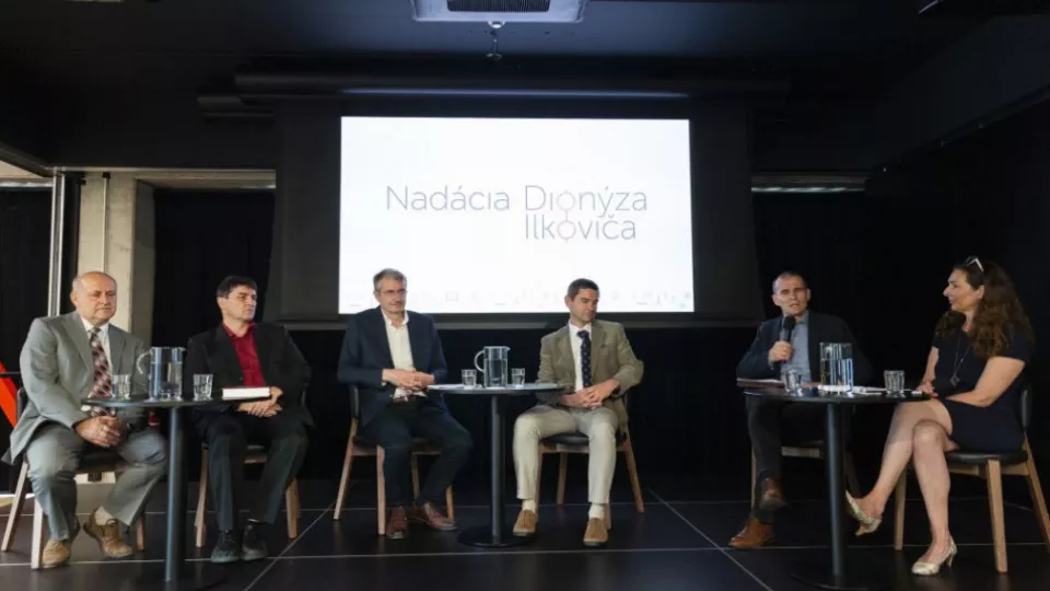 Na snímke zľava členka správnej rady Nadácie Dionýza Ilkoviča Michaela Benedigová, pedagóg a víťaz Ceny Dionýza Ilkoviča 2018 Ľubomír Konrád, vedec a člen správnej rady Nadácie Dionýza Ilkoviča Robert Mistrík, vedecký pracovník fyzikálneho ústavu a predseda poroty Ceny Dionýza Ilkoviča Martin Plesch, predseda správnej rady Nadácie Dionýza Ilkoviča Marián Marek a členka správnej rady Nadácie Dionýza Ilkoviča Michaela Benedigová počas tlačovej konferencie k 3. ročníku Ceny Dionýza Ilkoviča, založeniu novej Nadácie Dionýza Ilkoviča a zmene v prístupe k vzdelávaniu v Bratislave 17. júna 2019. 