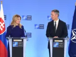 Na snímke prezidentka SR Zuzana Čaputová (vľavo) a generálny tajomník NATO Jens Stoltenberg počas spoločnej tlačovej konferencie po stretnutí v sídle NATO v Bruseli v utorok 25. júna 2019.