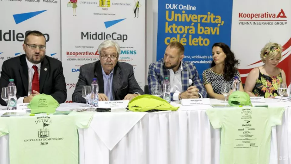 Na snímke zľava rektor Univerzity Komenského Marek Števček, riaditeľ Divadla Aréna Juraj Kukura, CEO MiddleCap Group Matej Majerčák, marketingová riaditeľka MiddleCap Partners Katarína Brašeňová a dramaturgička Divadla Aréna Saša Sarvašová počas tlačovej konferencie k otvoreniu 17. ročníka Detskej Univerzity Komenského v Bratislave 1. júla 2019. 