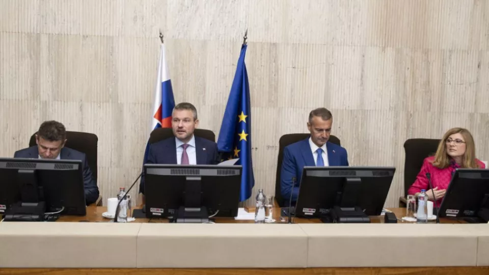 Na archívnej snímke zľava podpredseda vlády SR a minister životného prostredia SR  László Sólymos,  predseda vlády SR Peter Pellegrini, podpredseda vlády SR pre investície a informatizáciu Richard Raši  a podpredsedníčka vlády a ministerka pôdohospodárstva a rozvoja vidieka SR Gabriela Matečná.