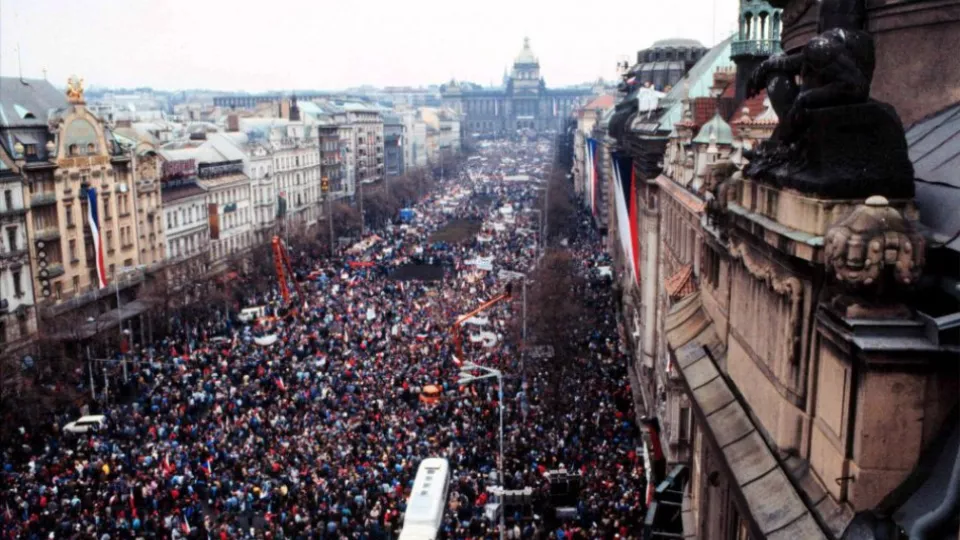 Generálny štrajk a manifestácia na Václavskom námestí v Prahe na podporu Občianskeho fóra 27. novembra 1989 .