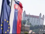 Na snímke vlajky Európskej únie, Slovenskej republiky a v pozadí Bratislavský hrad 15. júna 2019 v Bratislave. 