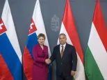 Na snímke úrady predsedu maďarskej vlády, prezidentka SR Zuzana Čaputová (vľavo) a maďarský premiér Viktor Orbán si podávajú ruky počas stretnutia v rámci oficiálnej návštevy slovenskej hlavy štátu v Budapešti vo štvrtok 11. júla 2019.