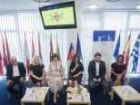 a snímke zľava laureát ceny Roma Spirit 2012 Ján Hero, generálna riaditeľka sekcie medzinárodnoprávnej a konzulárnej Ministerstva zahraničných vecí a európskych záležitostí SR Barbara Illková, riaditeľka Dvojky RTVS Marta Gajdošíková, riaditeľka Asociácie pre kultúru, vzdelávanie a komunikáciu (ACEC) Magdaléna Rothová, splnomocnenec vlády SR pre rómske kominity Ábel Ravasz a členka prípravného výboru Roma Spirit Ivett Pavlis počas tlačovej konferencie o vyhlásení 11. ročníka Roma Spirit 2019, 17. júla 2019 v Bratislave.