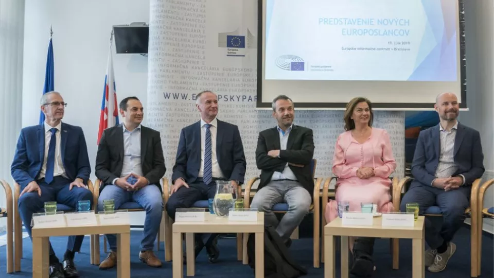 Na snímke zľava europoslanci Ivan Štefanec, Peter Pollák, Eugen Jurzyca, Robert Hajšel, Monika Beňová a Vladimír Bilčík počas brífingu s novinármi v rámci predstavenia nových europoslancov 19. júla 2019 v Bratislave.