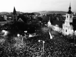 Manifestácia desaťtisícov Bratislavčanov na Námestí SNP v Bratislave 24. novembra 1989. 