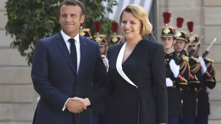 Na snímke francúzsky prezident Emmanuel Macron a prezidentka SR Zuzana Čaputová si podávajú ruky počas stretnutia 24. júla 2019 v Elyzejskom paláci v Paríži. Prezidentka SR Zuzana Čaputová pricestovala na dvojdňovú oficiálnu návštevu Francúzska.