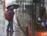 Na snímke ľudia nastupujú do autobusu počas búrky a silného dažďa v Podunajských Biskupiciach v Bratislave 27. júla 2019.