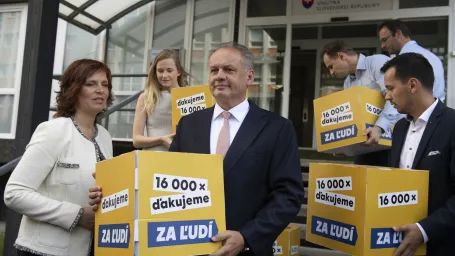 Na snímke líder strany Za  ľudí  a bývalý prezident SR Andrej Kiska  (uprostred) prichádza zaregistrovať stranu na Ministerstvo vnútra SR v pondelok 5. augusta 2019 v Bratislave. Vľavo Veronika Remišová.