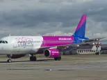 Na snímke lietadlo leteckej spoločnosti Wizz Air po pristátí na letisku M. R. Štefánika v Bratislave