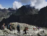 Počítanie turistov v TANAPE na štíte Rysy dňa 7. augusta 2018. Na snímke turistický chodník na Rysy vo Vysokých Tatrách , v pozadí Galéria Ganku a v mrakoch vpravo hore Gerlachovský štít.