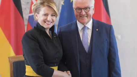 Na snímke slovenská prezidentka Zuzana Čaputová (vľavo) a nemecký prezident Frank-Walter Steinmeier si podávajú ruky počas stretnutia v Berlíne