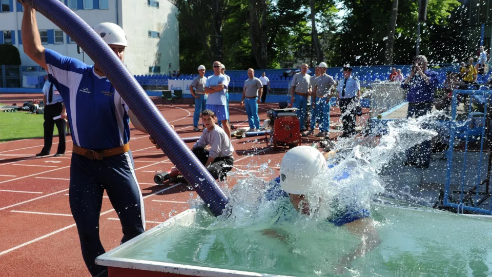 Osem profesionálnych hasičských  a záchranných zborov (HaZZ ) bojovalo 20. mája 2009 na dubnickom futbalovom štadióne o postup na majstrovstvá  Slovenska v hasičskom  športe. 