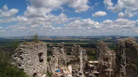 Z hradu Korlátok sú nezabudnuteľné výhľady. 