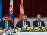 Zľava podpredseda vlády SR a minister životného prostredia László Sólymos, premiér Peter Pellegrini a vicepremiér pre investície a informatizáciu Richard Raši počas výjazdového rokovania vlády v obci Buzitka