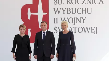 Poľský  prezidentský pár Andrzej Duda a jeho manželka Agata pózujú s prezidentkou Slovenskej republiky Zuzanou Čaputovou  pred začiatkom spomienkového podujatia v poľskej  metropole Varšava pri príležitosti 80. výročia vypuknutia druhej svetovej vojny, 1. septembra 2019.