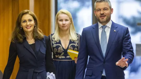 Na snímke ministerka zdravotníctva Andrea Kalavská (prvá zľava), predseda vlády SR Peter Pellegrini (vpravo) a hovorkyňa premiéra Patrícia Macíková prichádzajú na 174. schôdzu vlády SR