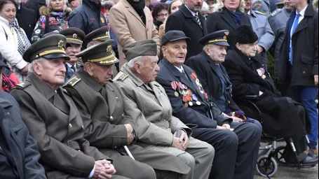 Oslavy Dňa hrdinov Karpatsko-duklianskej operácie pri Pamätníku československého armádneho zboru na Dukle 6. októbra 2019. Na snímke vojnoví veteráni.