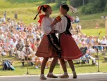 Na snímke dievčatá z Folklórneho súboru Turnička z Liptovskej Tepličky tancujú na pódiu v amfiteátri počas druhého dňa Folklórnych slávností pod Kráľovou hoľou v Liptovskej Tepličke 28. júla 2019.