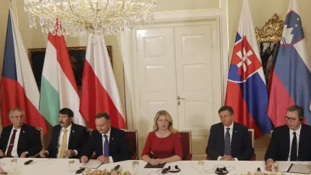 Na snímke zľava český prezident Miloš Zeman, maďarský prezident János Áder, poľský prezident Andrzej Duda, slovenská prezidentka Zuzana Čaputová , slovinský prezident Borut Pahor a srbský prezident Aleksandar Vučič