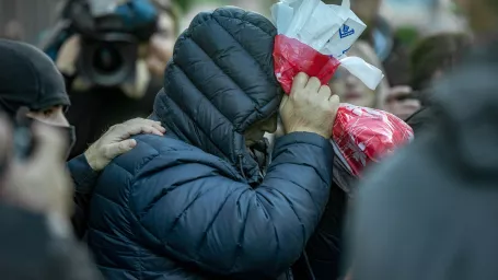 Na snímke polícia odvádza Zoltána Andruskóa. - jedného z obvinených z budovy Špecializovaného trestného súdu v Banskej Bystrici 30. septembra 2018