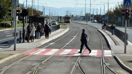 Chodci musia byť obozretní na priechode pre chodcov