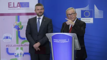 Slovenský premiér Peter Pellegrini (vľavo) a predseda Európskej komisie Jean-Claude Juncker počas slávnostnej inaugurácie Európskeho orgánu práce (ELA)