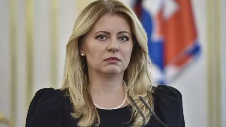 Na snímke prezidentka  SR Zuzana Čaputová počas vyhlásenia  po stretnutí s ministerkou vnútra Denisou Sakovou (SMER-SD), prezidentom Policajného zboru SR Milanom Lučanským a 1. námestníčkou generálneho prokurátora SR Vierou Kováčikovou