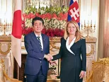 Na snímke prezidentka SR Zuzana Čaputová počas stretnutia s japonským premiérom Šinzóom Abem v paláci Akasaka v Tokiu