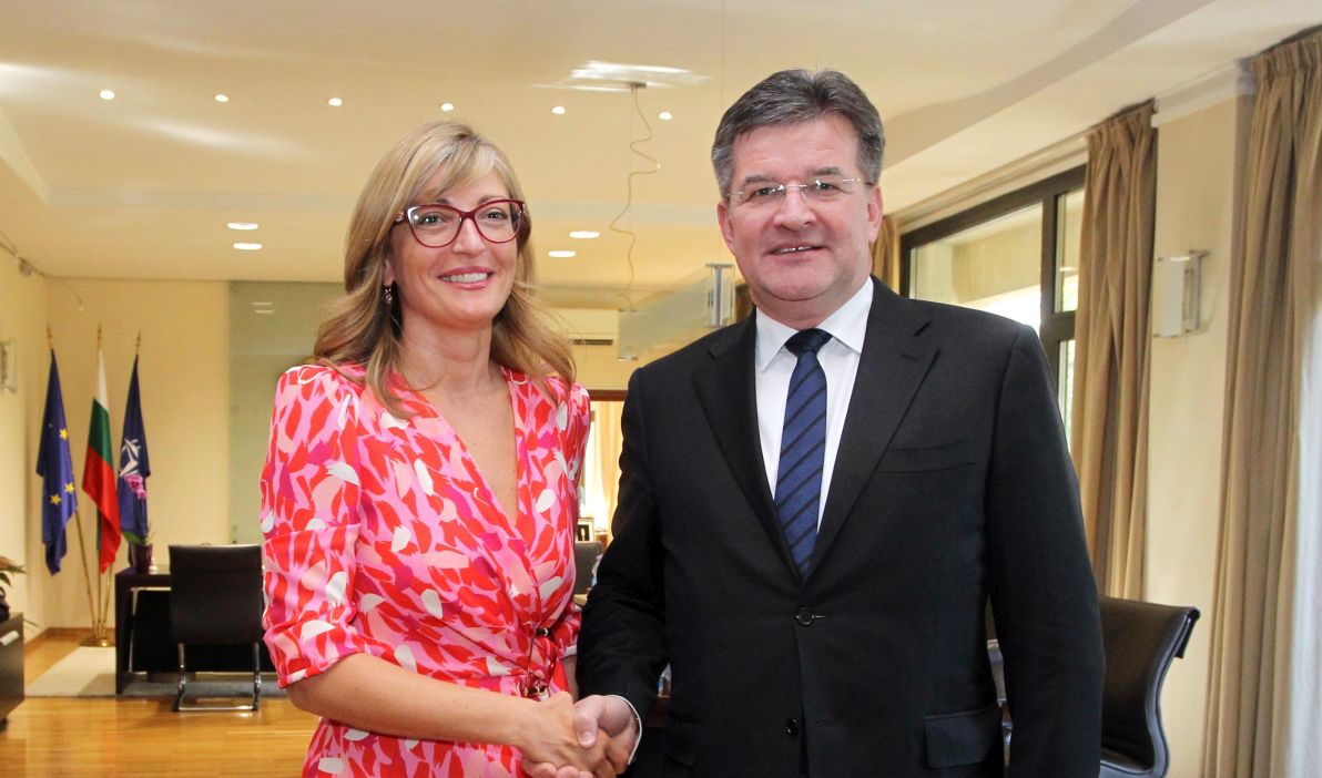 Šéf slovenskej diplomacie Miroslav Lajčák (vpravo), bulharská vicepremiérka a jeho rezortná kolegyňa Ekaterina Zacharievová