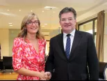 Šéf slovenskej diplomacie Miroslav Lajčák (vpravo), bulharská vicepremiérka a jeho rezortná kolegyňa Ekaterina Zacharievová