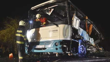 Na snímke hasiči vyťahujú vrak havarovaného autobusu na mieste dopravnej nehody.