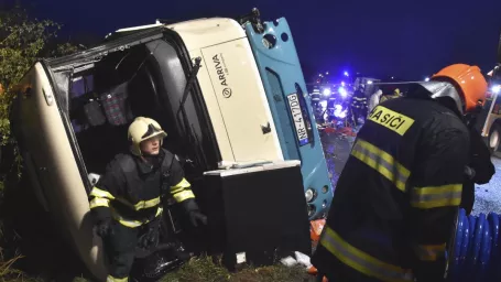 Na snímke hasiči vyťahujú vrak havarovaného autobusu na mieste dopravnej nehody pri Nitre