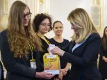 Na snímke vpravo prezidentka SR Zuzana Čaputová počas prijatia členov Nadácie pre deti Slovenska v rámci projektu Hodina deťom