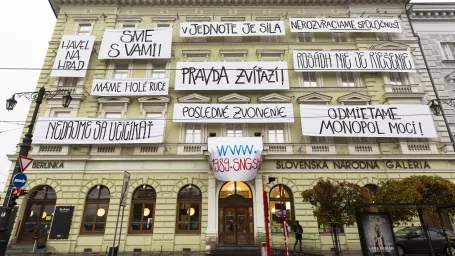 Na snímke 11 ručne písaných veľkoformátových banerov na fasáde Esterházyho paláca Slovenskej národnej galérie (SNG) autora Tomáša Gažoviča v rámci digitálneho projektu s názvom Čas-opis 1989, ktorý je venovaný 30. výročiu Nežnej revolúcie.