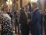 Predseda vlády SR Peter Pellegrini v Deň boja za slobodu a demokraciu si pripomenul 30. výročie Nežnej revolúcie aj v Prahe na slávnostnom programe v Národnom múzeu. Súčasťou bola aj prehliadka výstavy Nežnej revolúcie. Na snímke sa víta s premiérom ČR Andrejom Babišom a jeho manželkou.