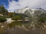 Na snímke Horský hotel Popradské pleso, hore v oblakoch Kôpky nad Popradským plesom vo Vysokých Tatrách.