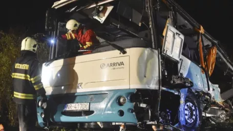 Na snímke hasiči vyťahujú vrak havarovaného autobusu na mieste dopravnej nehody, ktorá sa stala 13. novembra 2019 na zlatomoravskej ceste I/65 neďaleko Malanty pri Nitre.