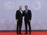 Španielsky premiér Pedro Sánchez (vpravo) a slovenský premiér Peter Pellegrini sa zdravia počas klimatického summitu v Madride 2. decembra 2019. Dvojtýždňového klimatického summitu, ktorý sa začal v pondelok 2. decembra, sa zúčastnia zástupcovia z takmer 200 krajín.