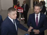 Na snímke vľavo predseda strany Smer-SD Robert Fico pred začiatkom slávnostného snemu strany oznamuje médiám, že odchádza do nemocnice pre vysoký tlak. Napravo podpredseda strany Peter Pellegrini.