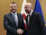 Slovenský premiér Peter Pellegrini (vľavo) a predseda Európskej rady Charles Michel